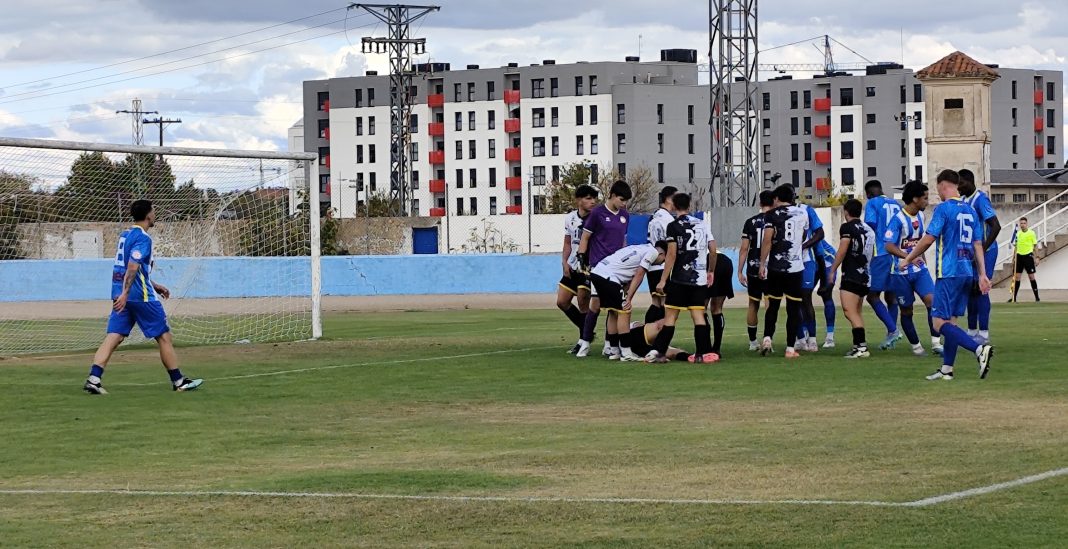 Una acción de juego en la reciente victoria de la Arandina en el Juan Carlos Higuero ante el filial de Unionistas. / DUERO Deporte