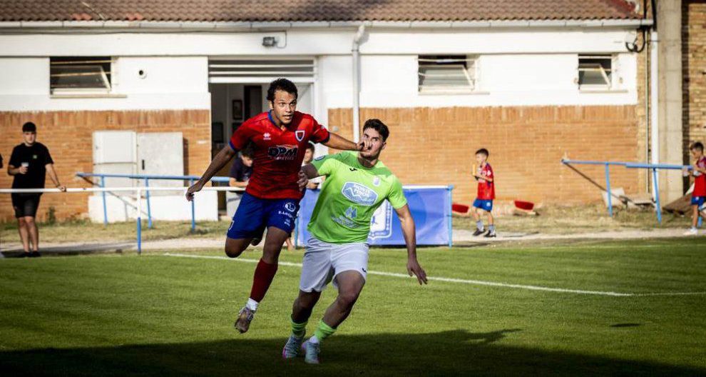 El central arandino del Numancia, Óscar de Frutos, durante un partido ante el Almazán esta temporada. / foto cedida