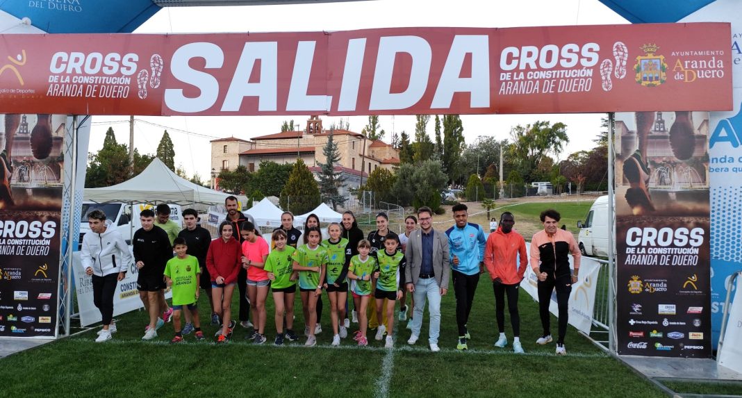 La salida del XXXIX Cross de La Constitución ha acogido a los atletas en la presentación oficial de la prueba este viernes. / DUERO Deporte