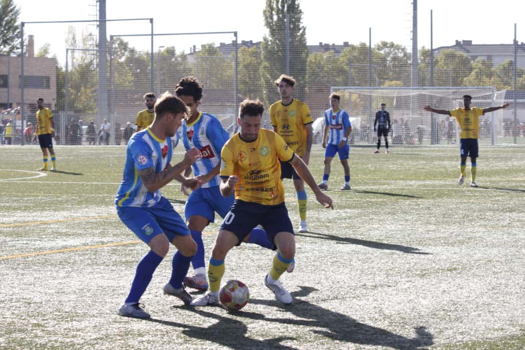 Freixa (i) intenta recuperar un balón ante un jugador del Diocesanos. / Lorena García
