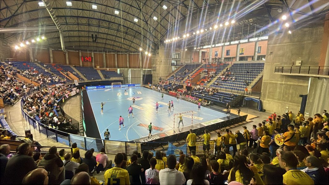 Imagen del duelo de los amarillos desde la abarrotada grada de la afición arandina en el Palacio de Deportes de La Rioja. / DUERO Deporte