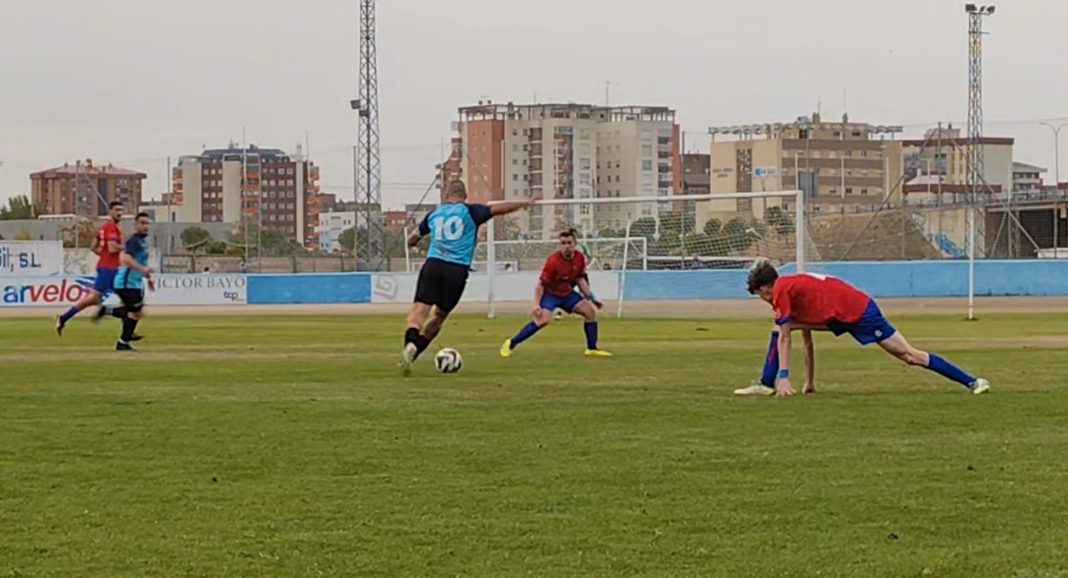 Átomo fue uno de los destacados en las acciones de ataque en el medio campo azulón. / DUERO Deporte