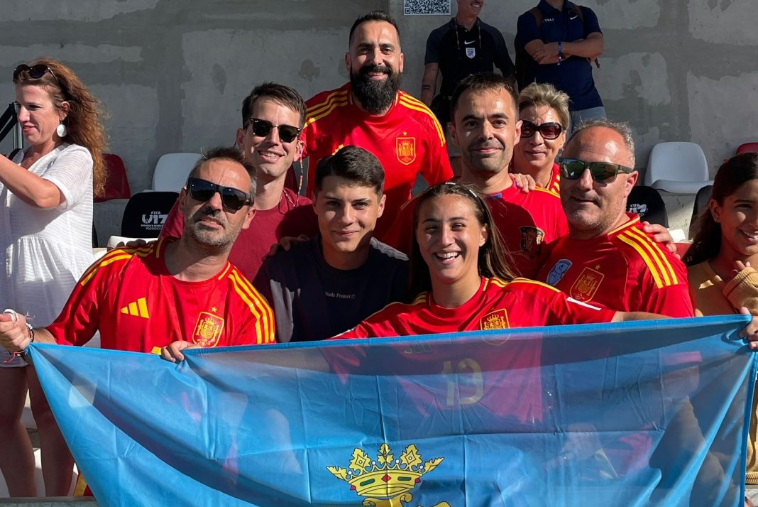 Claudia Barrios junto a la afición arandina, entre ellos sus padres, tras la goleada sobre la República de Korea, en Rabat. / DUERO Deporte
