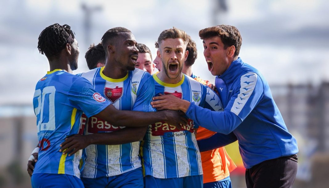 Rengel muestra la rabia contenida durante la celebración del primer gol blanquiazul junto al resto de sus compañeros. / Somos AFIR Rengel muestra la rabia contenida durante la celebración del primer gol blanquiazul junto al resto de sus compañeros. / Somos AFIR