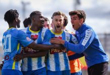 La Arandina reacciona a tiempo y toma aliento con goles de Rengel y Barroso (2-0) Rengel muestra la rabia contenida durante la celebración del primer gol blanquiazul junto al resto de sus compañeros. / Somos AFIR