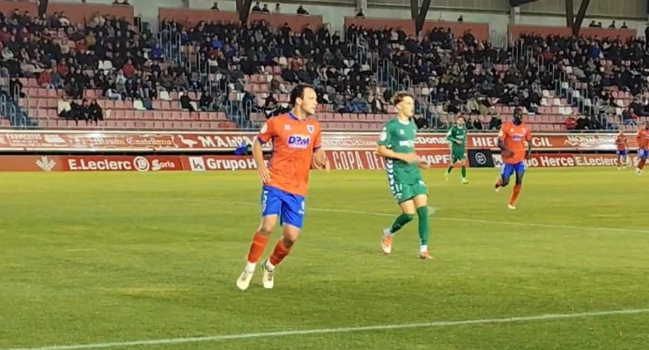 El arandino Óscar de Frutos formó en el eje de la zaga del Numancia en Copa ante el Arenas en Los Pajaritos. / DUERO Deporte