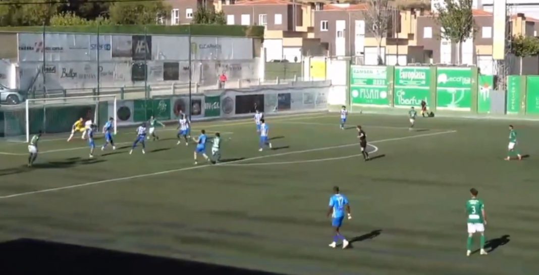La acción previa a uno de los goles que sufrieron los blanquiazules en el Luis Ramos de Guijuelo. / CD Guijuelo