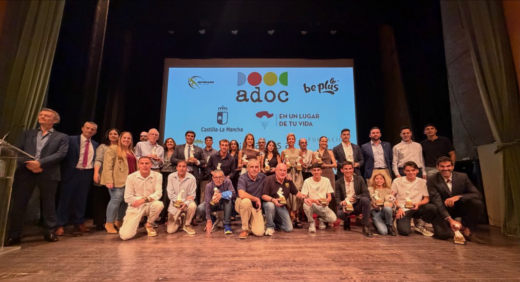 Foto de familia de los ganadores del Circuito ADOC de la temporada 2025 junto a organizadores y responsables de ADOC en la Gala celebrada en Torrijos. / adocasociacion.es