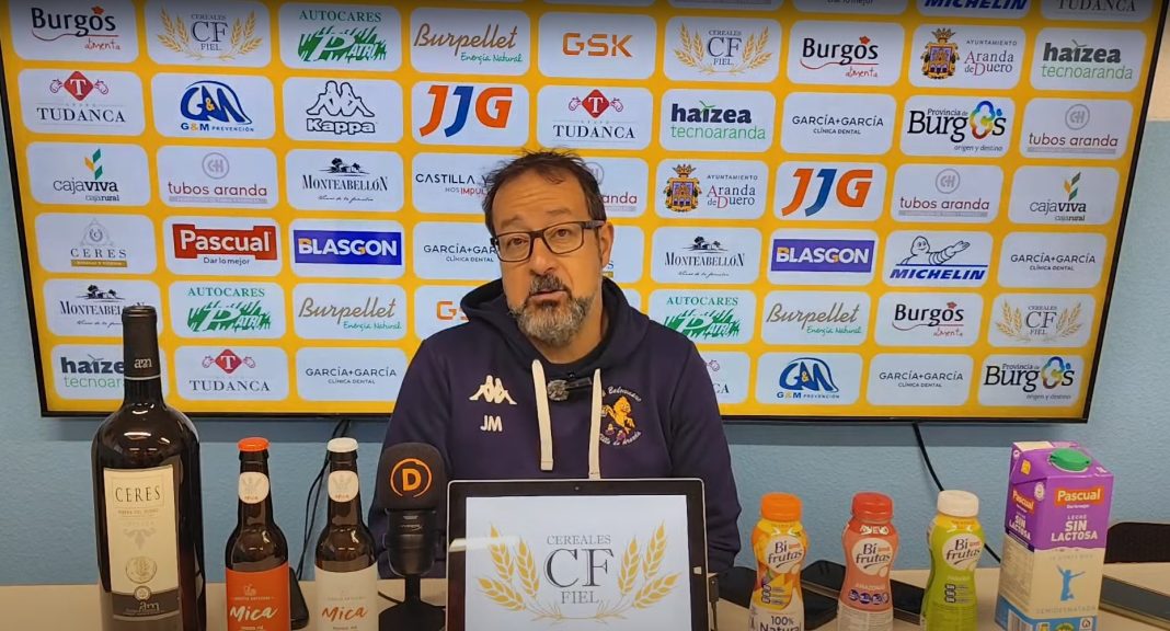 El entrenador de Tubos Aranda Villa de Aranda, Javi Márquez, confirmaba en sala de prensa la intención del club de reforzar la plantilla. / DUERO Deporte