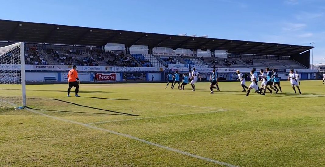 Una acción defensiva de los riberistas en el reciente duelo en casa ante Casco Viejo. / DUERO Deporte