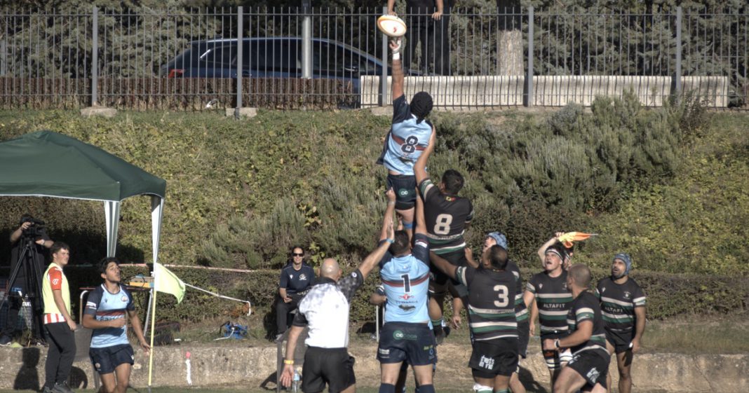 Una acción de juego del partido inaugural de los celeste y vino en la Virgen de las Viñas. / Rugby Aranda