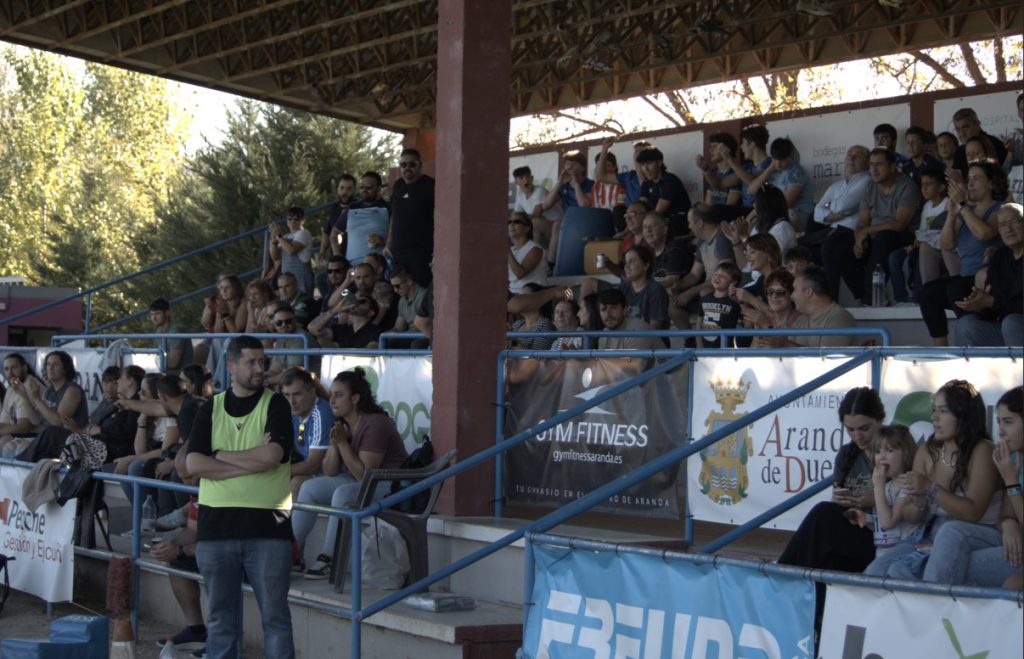 La grada del Virgen de las Viñas presentó un aspecto espectacular en el debut en División de Honor B. / Rugby Aranda