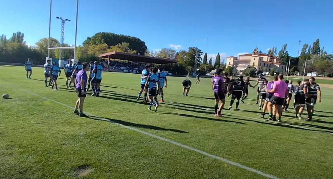 Imagen del encuentro de la 1ª jornada del Campeonato en División de Honor Plata de los celeste y vino ante La Unica en el Virgen de las Viñas. / DUERO Deporte