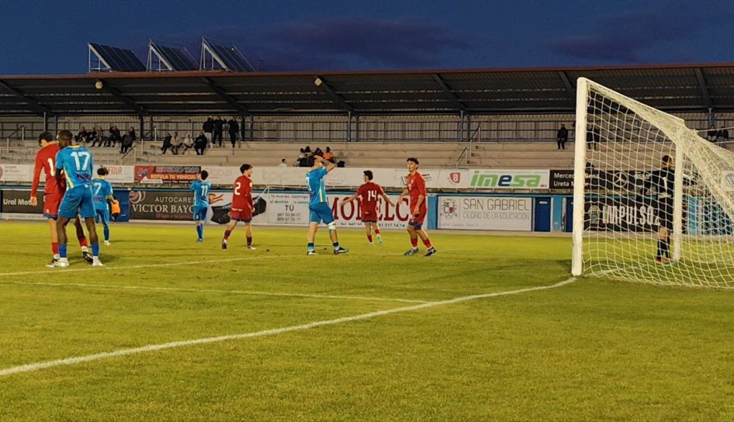 El lamento de los jugadores de la Arandina tras no acertar ante la meta soriana. / DUERO Deporte