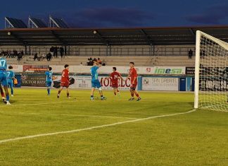 La Arandina vuelve a estrellarse ante un colista El lamento de los jugadores de la Arandina tras no acertar ante la meta soriana. / DUERO Deporte