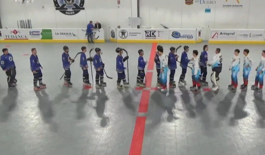 Saludo entre ambas escuadras tras el triunfo final de los Erizos Rudos. / CHLA