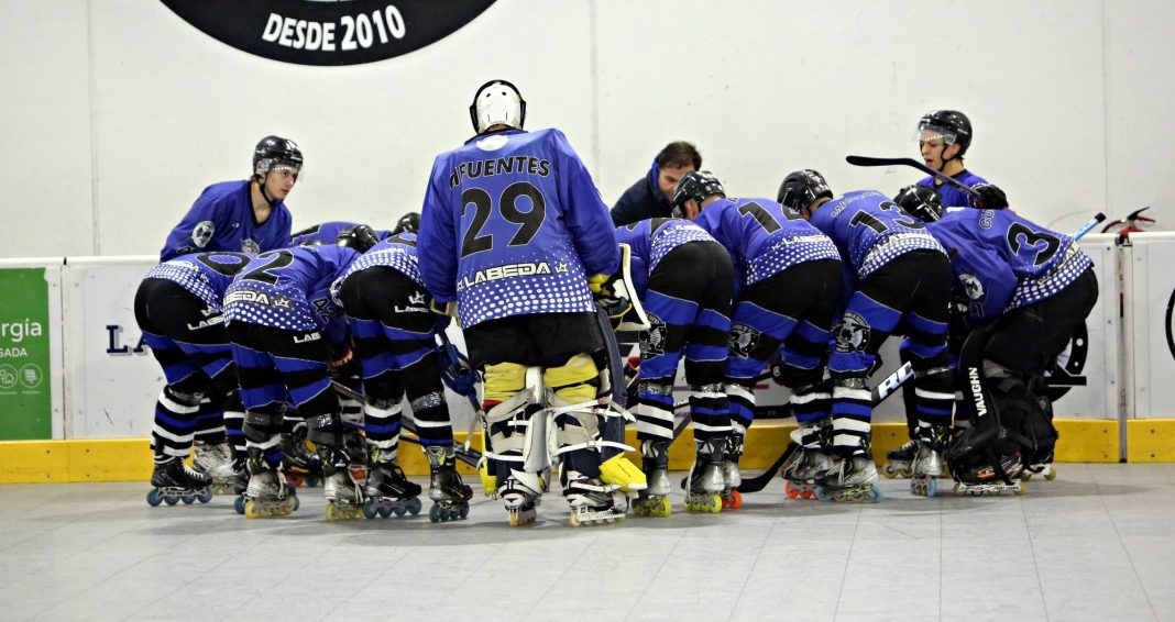 Piña de los Erizos Rudos durante uno de los partido disputados este temporada en la pista de Prado Sport. / Alberto Collantes