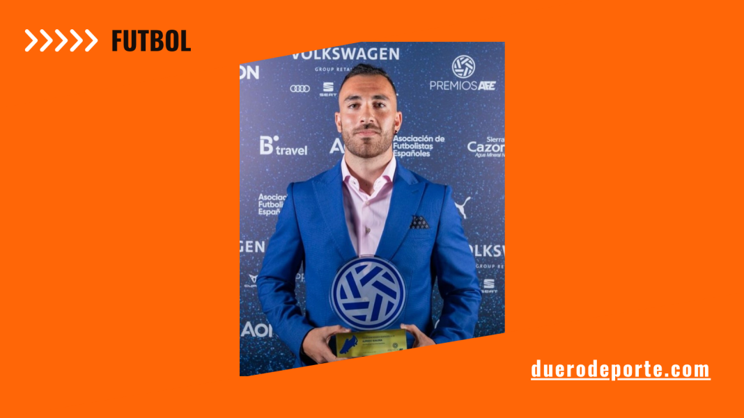 Alfredo Sualdea con el premio Quini de AFE que lo acredita como el mejro futbolista de Segunda Federación de la temporada 24-25. / AFE