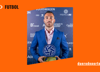 El gentleman de Segunda Federación se medirá al Sevilla en Copa del Rey Alfredo Sualdea con el premio Quini de AFE que lo acredita como el mejro futbolista de Segunda Federación de la temporada 24-25. / AFE