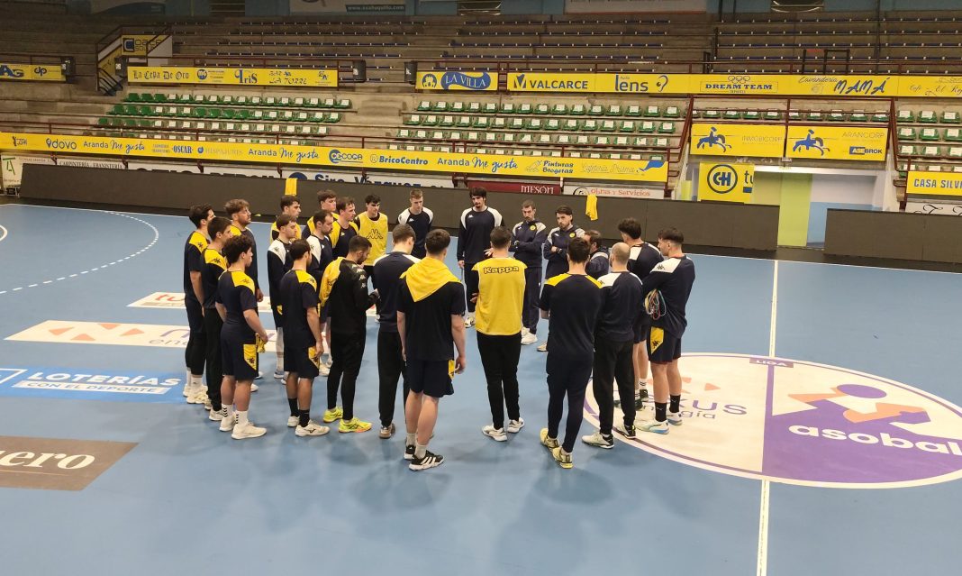 La plantilla amarilla prepara el duelo del sábado en la misma pista del Santiago Manguán. / DUERO Deporte