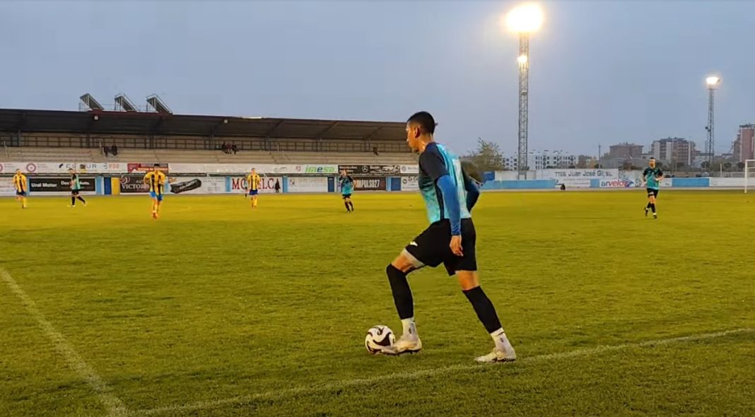 Giraldo, durante el último partido en el Juan Carlos Higuero, es uno de los fijos en la defensa azulona. / DUERO Deporte
