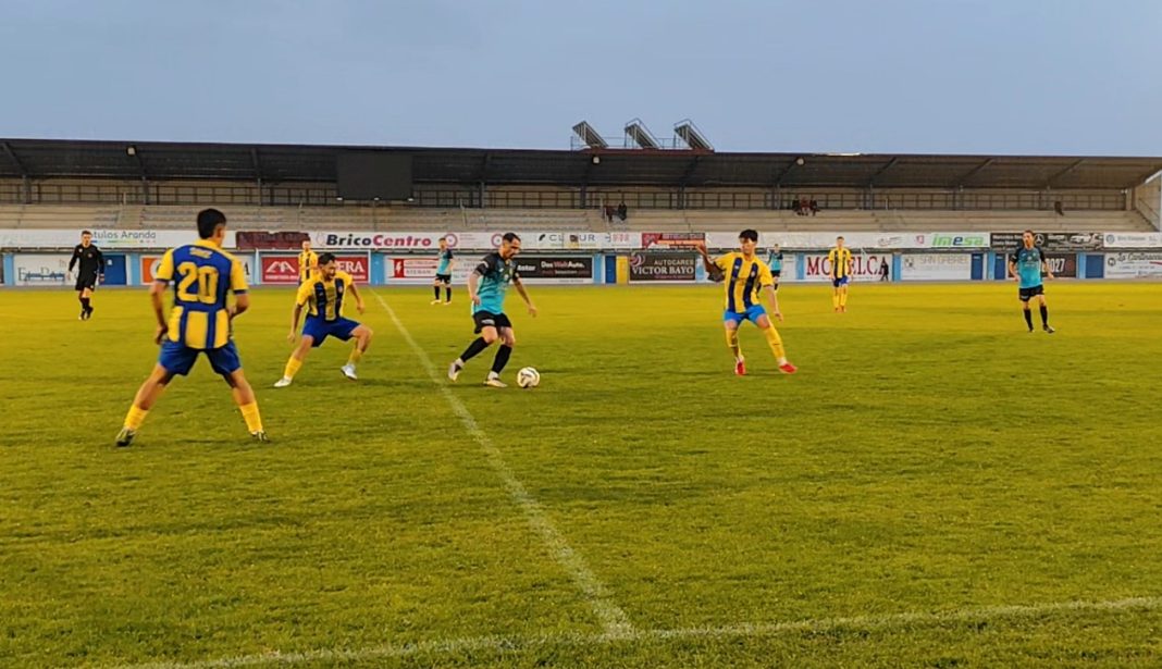 El capitán de los azulones, Zazu, durante una acción el pasado encuentro ante el Vadillos. / DUERO Deporte
