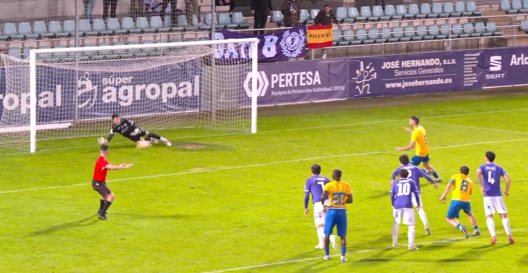 Momento en el que Rengel marró el penalti que hubiera significado el 0-1 ante el Cristo en La Nueva Balastera. / Elviphotoos