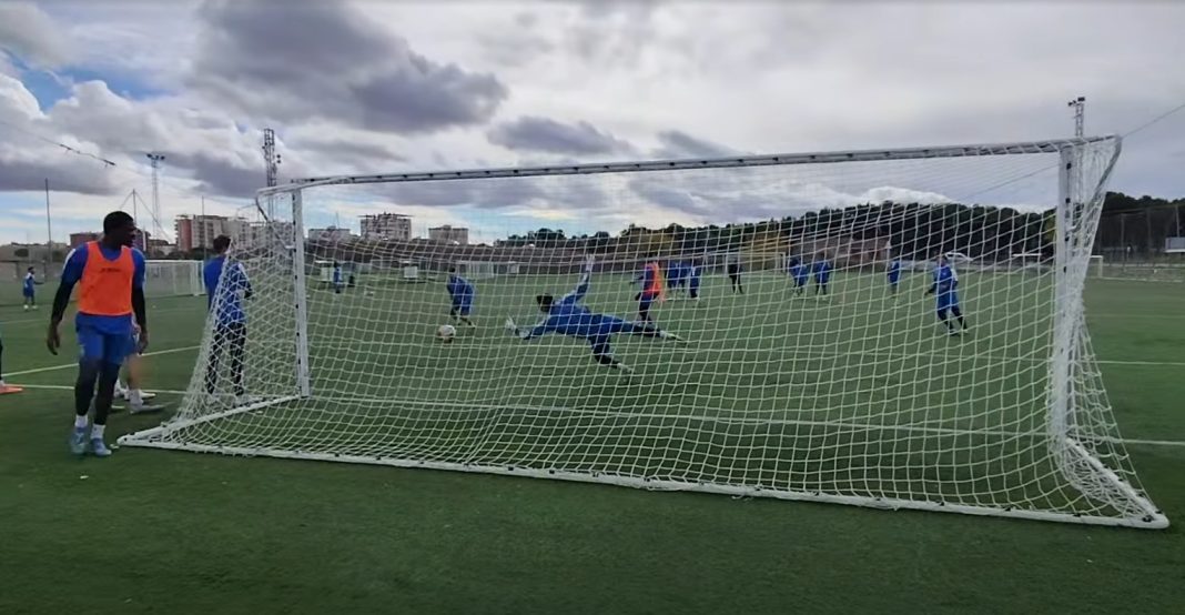 Uno de los entrenamientos semanales de la Arandina en los Anexos del Juan Carlos Higuero. / DUERO Deporte