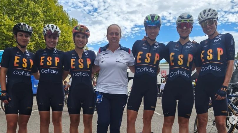 La selección española de ciclismo encabezada por Gema Pascual. / RFEC