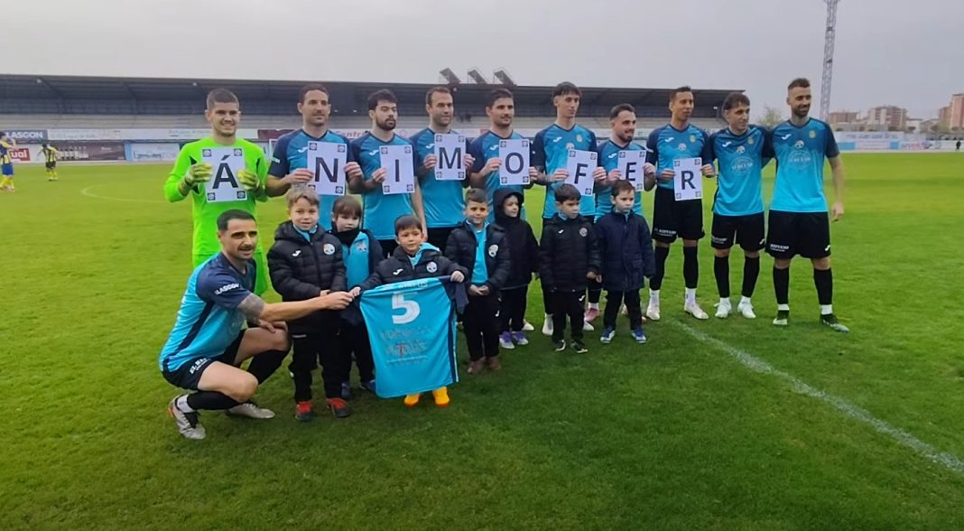 Los jugadores del Riber quisieron mandar ánimos a su compañero convaleciente, Fer Torres. / DUERO Deporte