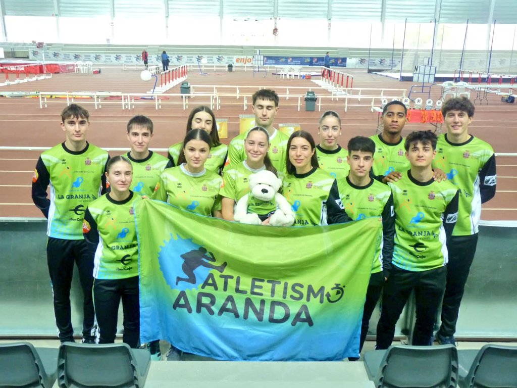 El equipo absoluto del Atletismo Aranda en la pista cubierta de Salamanca. / Atletismo Aranda