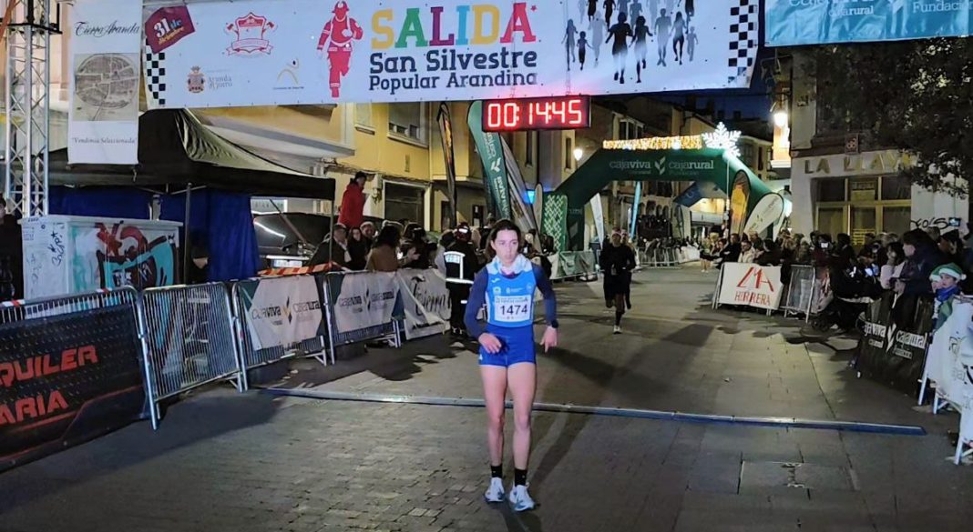 Alejandra Ortuño (UBU Campos - Atletismo Ribera) tras rebasar la línea de meta y conseguir su segundo triunfo absoluto en la San Silvestre Arandina. / DUERO Deporte