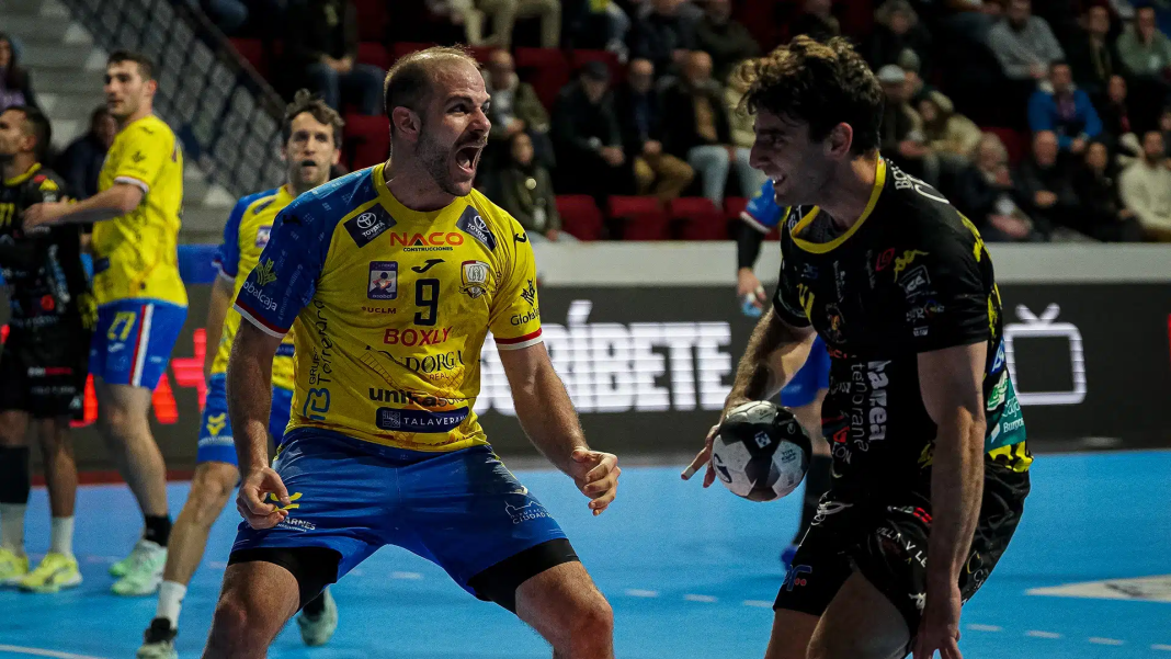 Alonso -en la fotografía frente a Dalmau (d)-, fue una pesadilla para los arandinos con sus ocho tantos. Clara Manzano (Lanza Digital)