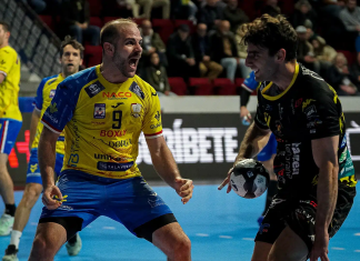 Aciaga visita a Ciudad Real (22-19) Alonso -en la fotografía frente a Dalmau (d)-, fue una pesadilla para los arandinos con sus ocho tantos. Clara Manzano (Lanza Digital)