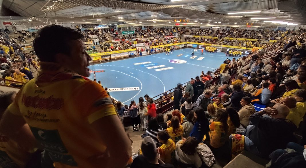 Las gradas del pabellón Santiago Manguán durante uno de los encuentros de esta temporada. / DUERO Deporte