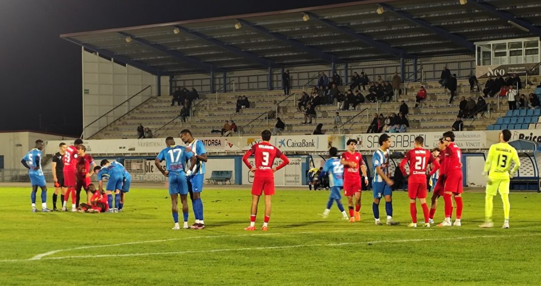 Una de las imágenes del partido entre blanquiazules y encarnados. / DUERO Deporte