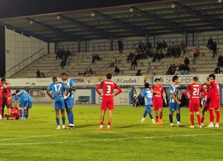 Condenados por la falta de eficacia y un penalti en la reanudación Una de las imágenes del partido entre blanquiazules y encarnados. / DUERO Deporte