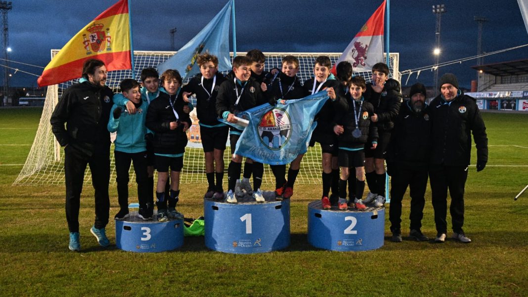 El equipo azul del Aranda Riber se proclamó campeón en la Categoría Oro entre los Alevines de 2014. / Alberto Calvo