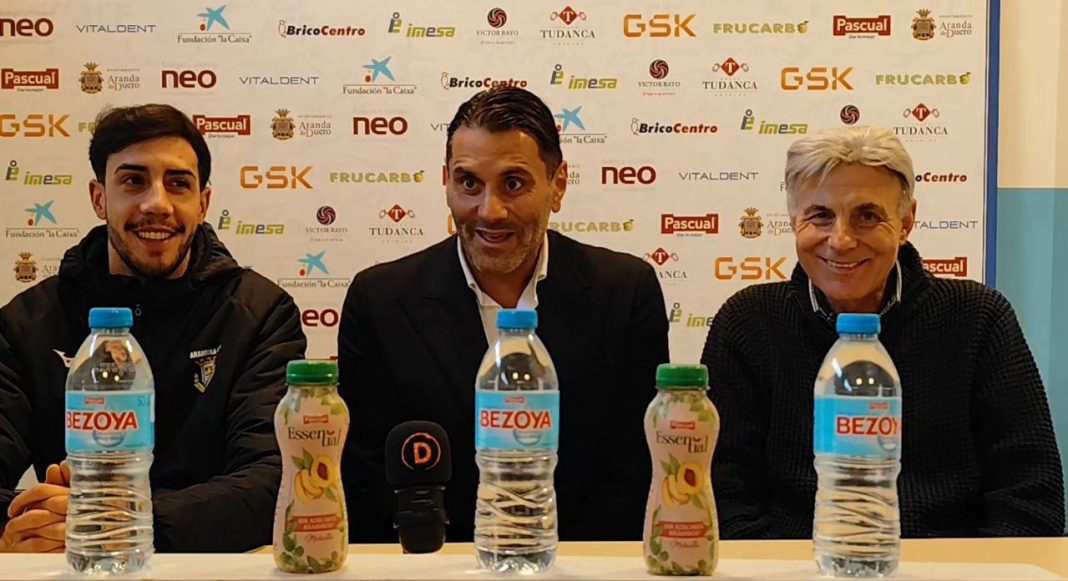 Morris Pagniello -en el centro- junto al entrenador Dani Calvo (i) y el presidente del club Demetrio Rodríguez. / DUERO Deporte