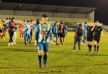La Arandina evita la derrota ante el Mojados (1-1) El goleador blanquiazul ante el Mojados, Mario Benedet, se retira cariacontecido tras el final del partido. / DUERO Deporte