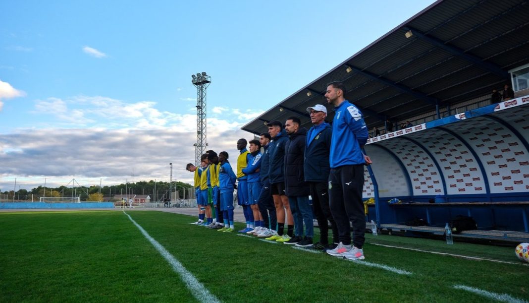 El cuerpo técnico de la Arandina, encabezad por Pablo Gil, durante un partido de la presente temporada. / somos AFIR