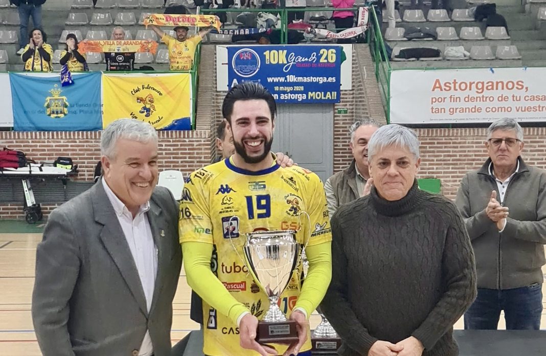 El capitán de Tubos Aranda Villa de Aranda, Víctor Megías, recibe el trofeo como subcampeón de la Copa de Castilla y León. / VDA