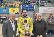 Tubos Aranda Villa de Aranda, subcampeón de la Copa de Castilla y León (37-30) El capitán de Tubos Aranda Villa de Aranda, Víctor Megías, recibe el trofeo como subcampeón de la Copa de Castilla y León. / VDA