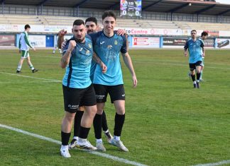 Victoria de campeón Átomo celebra el 1-0 a los tres minutos de partido ante el Juventud del Círculo. / Alberto Calvo