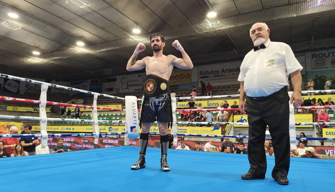 Ion Pérez con el cinturón de campeón de Castilla y León logrado el pasado mes de septiembre en el Santiago Manguán. / DUERO Deporte