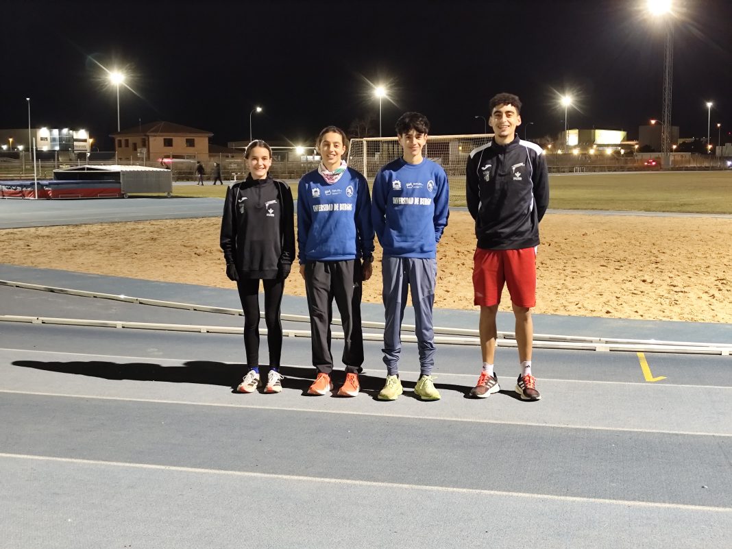 Sara Monzón (i) junto a Alejandra Ortuño, su hermano Iker Ortuño y Soufiane Tribak (d) en las pistas del Complejo Deportivo Juan Carlos Higuero. / DUERO Deporte
