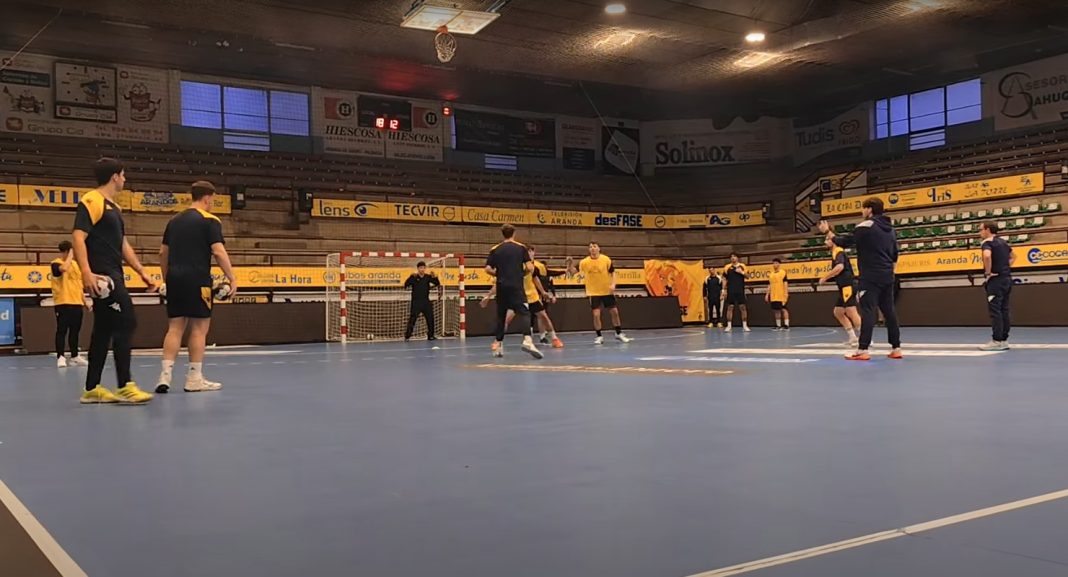 Plantilla y cuerpo técnico de Villa de Aranda durante la primera sesión del nuevo año tras el regreso a los entrenamientos. / DUERO Deporte