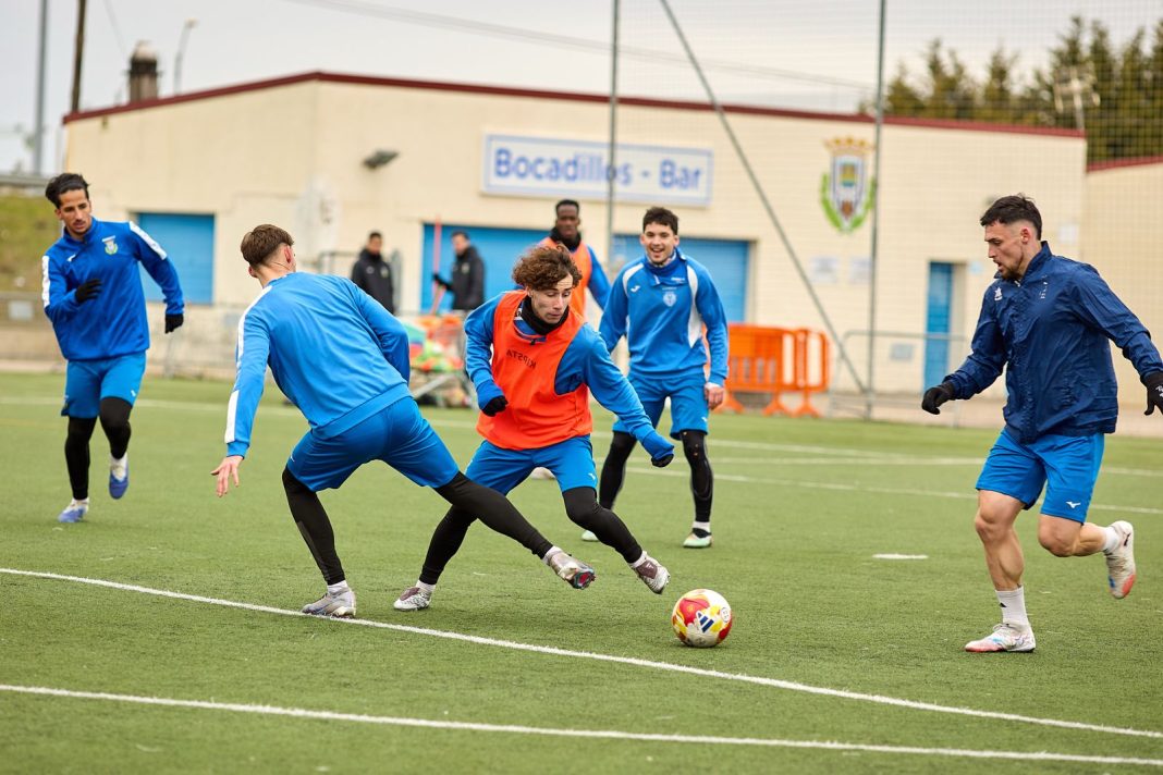 Última sesión de trabajo de los blanquiazules antes del derbi ante el Mirandés B. / somos AFIR