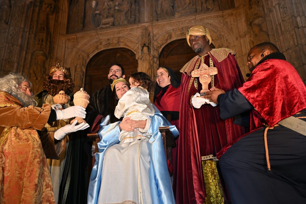 Sus Majestades los Reyes Magos de Oriente trae presente al niño Jesús en la escenificación ante la portada de Santa María. / Eduardo Gorriz