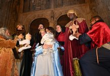 El deporte de las Tierras del Duero escribe su carta a los Reyes Magos Sus Majestades los Reyes Magos de Oriente trae presente al niño Jesús en la escenificación ante la portada de Santa María. / Eduardo Gorriz